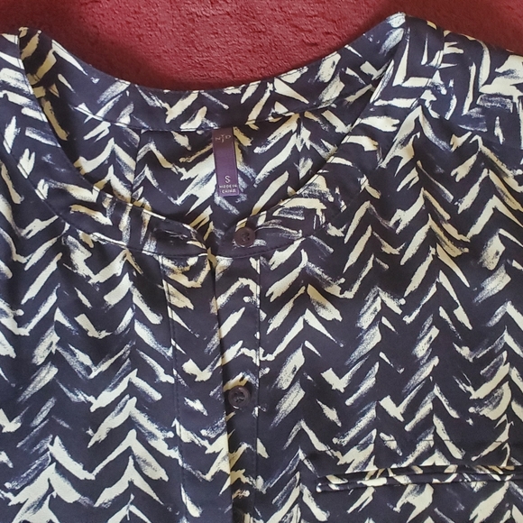 NYJD 3/4-Sleeve Printed Pleated-Back Blouse, Feather Chevron - Picture 6 of 6